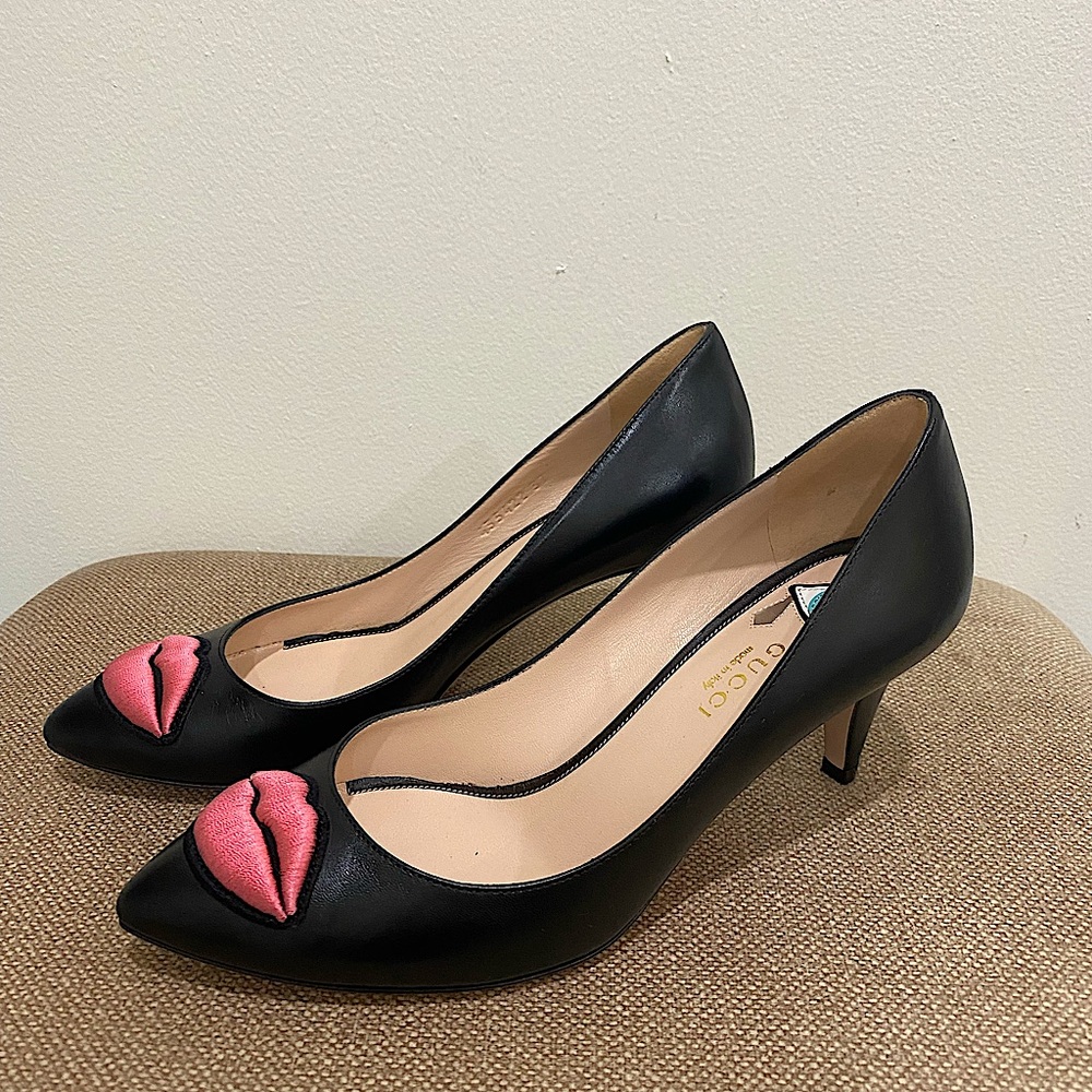 GUCCI black leather pumps with embroidered lip - Picture 1 of 6